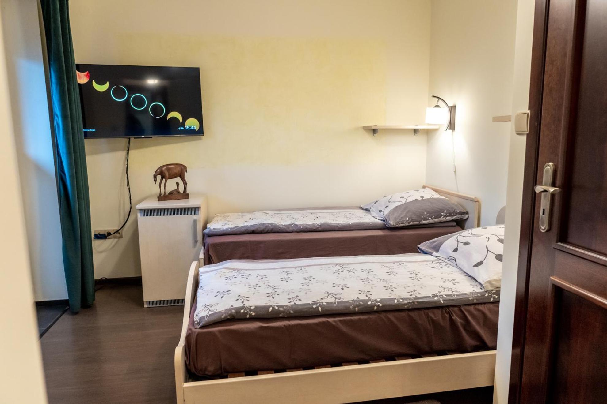 Gosciniec Stara Szkola Hotel Haluszowa Bagian luar foto