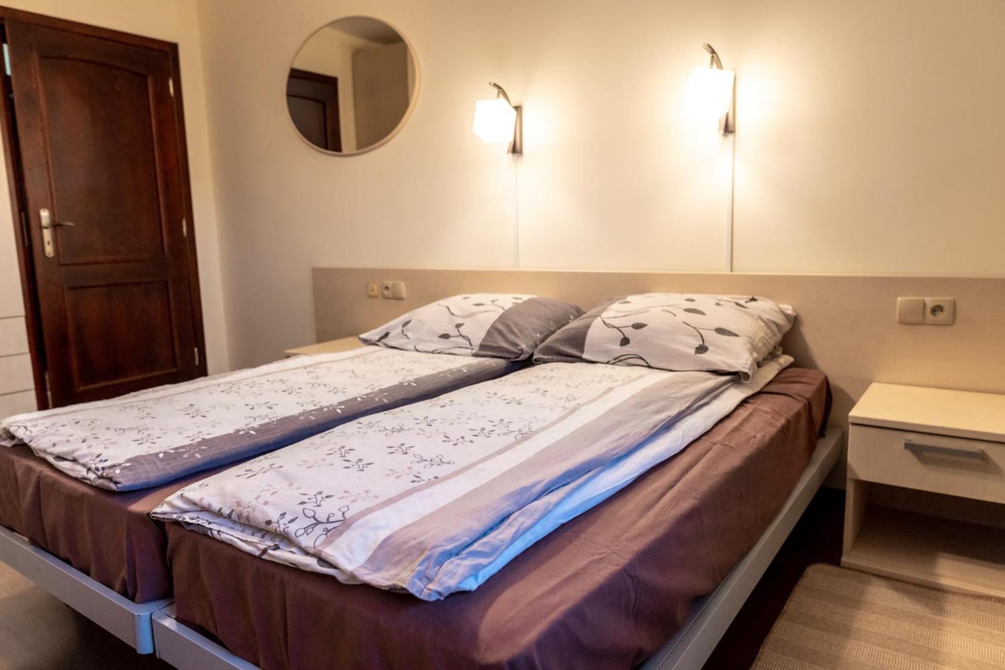 Gosciniec Stara Szkola Hotel Haluszowa Bagian luar foto